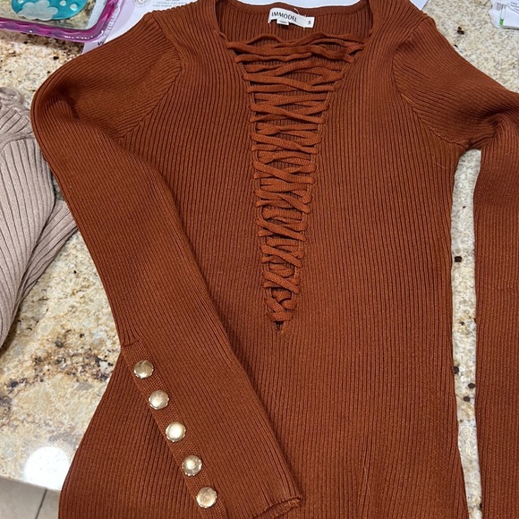 Deep brown, long sleeve sweater with gold button details - Picture 5 of 5